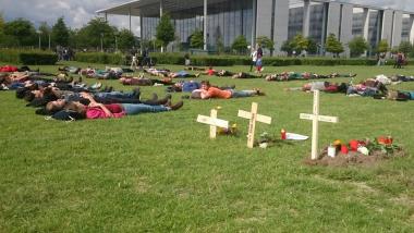 Nach getarner Arbeit: Demonstranten ruhen sich vor symbolischen Gräbern auf der Reichstagswiese aus. Foto: Ben Frieden
