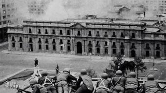 Die Putschisten haben in den umliegenden Gebäuden der Moneda, des Amtssitzes von Allende Stellung bezogen. 