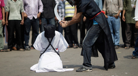 Aktivisten von Amnesty International stellen eine saudische Hinrichtung nach, um dagegen zu protestieren. 