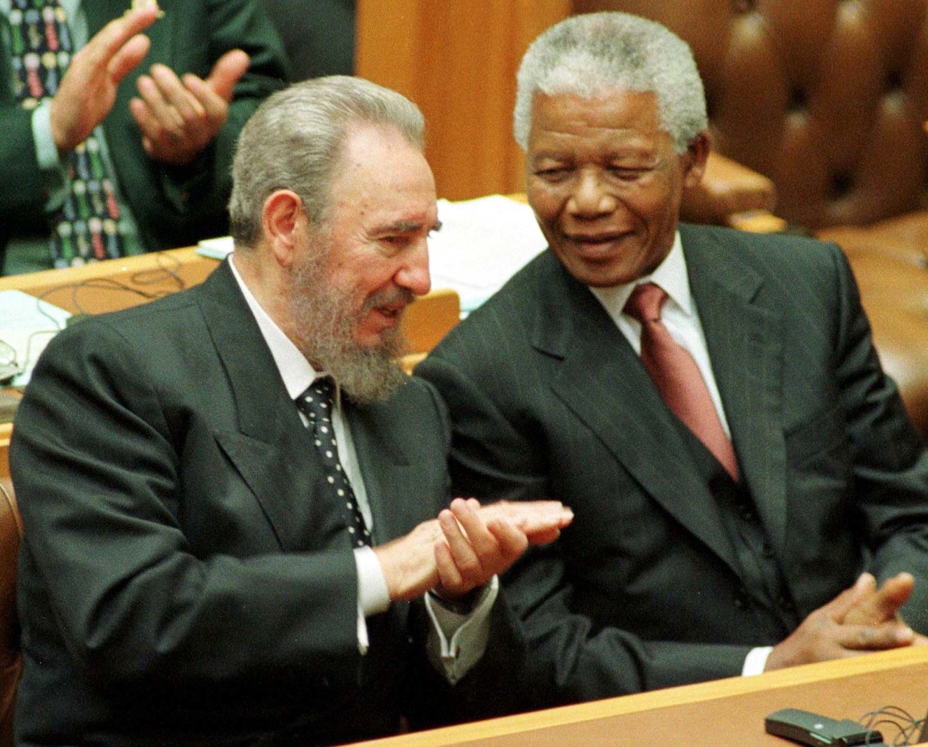 Fidel Castro und Nelson Mandela im Gespräch im südafrikanischen Parlament, September 1995
