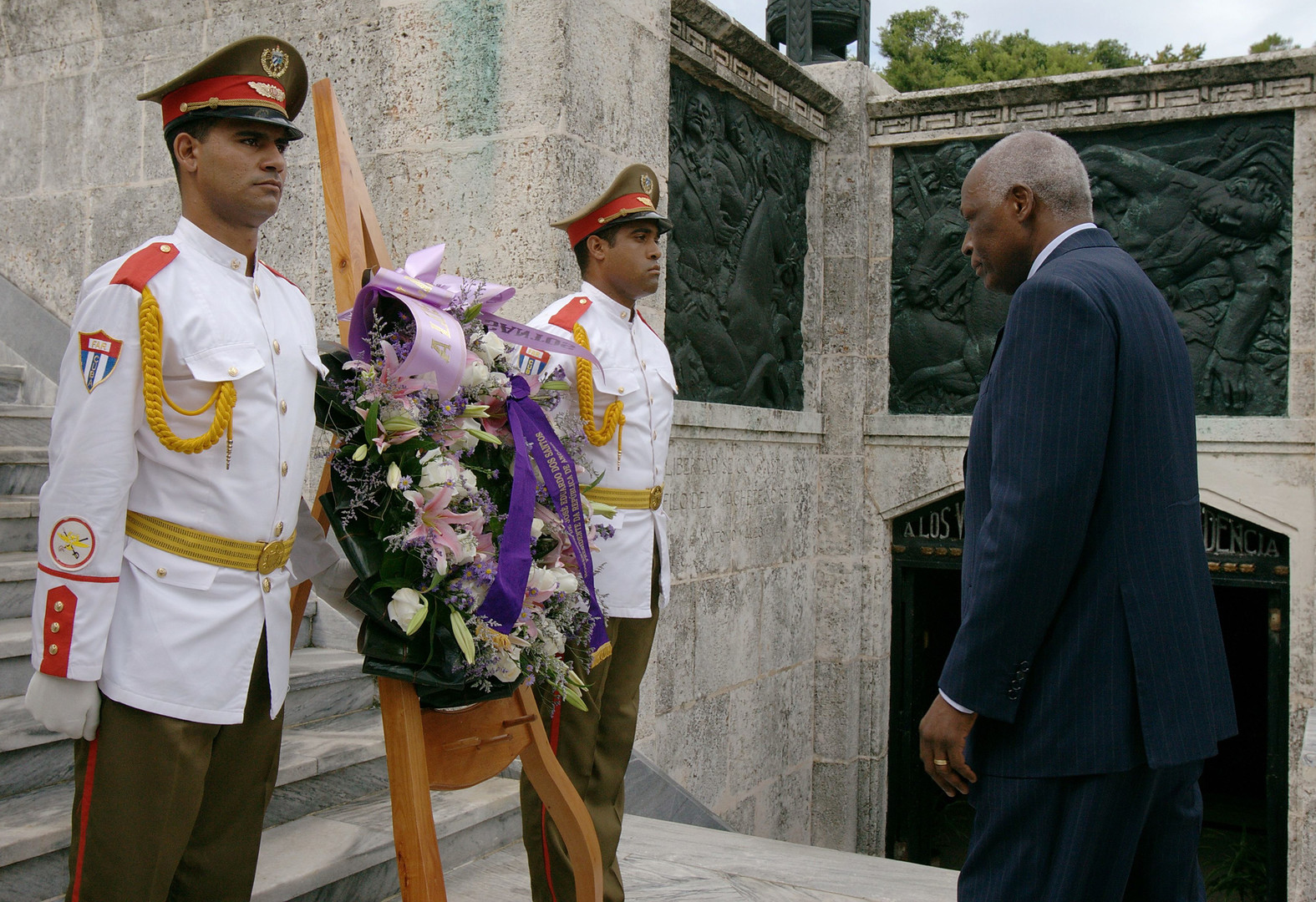 Angolas Präsident Jose Eduardo Dos Santos (R) bei einer Zeremonie im Januar 2007 für die in Angola gefallenen kubanischen Soldaten. Insgesamt kämpften im Verlauf von 1975 bis 1989 über 300.000 kubanische Soldaten in Angola. Laut offiziellen kubanischen Quellen, fielen 2077 Soldaten in Angola.