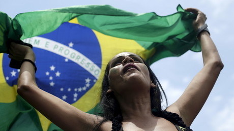 Eine Demonstrantin fordert mit der brasilianischen Nationalflagge die Amtsenthebung von Präsidentin Dilma Rousseff