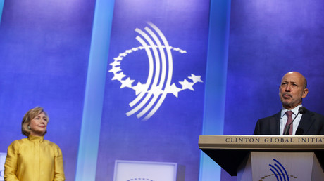 Hillary Clinton lauscht andächtig einer Rede von Goldman Sachs Chef, Lloyd Blankfein, bei einer Veranstaltung der Clinton Global Initiative in New York, September 2014.