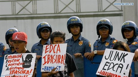 Aktivisten protestieren am Dienstag vor der Botschaft der USA in Manila gegen das Abkommen für neue Militärstützpunkte, das 