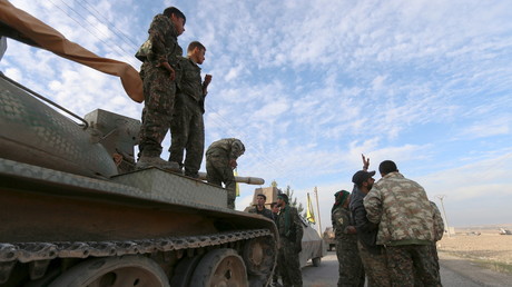Kämpfer der Syrian Democratic Forces (SDF) bereiten sich auf eine Offensive gegen Daesh (IS) vor, im Süden von Kobane, Syrien Dezember 2015.