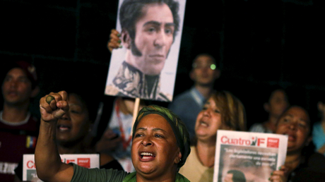 Demonstration von Regierungsanhängern in Venezuela mit einem Portrait von Simón Bolivar 