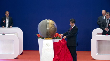 Wird dieser Mann die gespaltene Welt in einer rote Fahne einhüllen? Chinas Präsident Xi Jinping bei der Eröffnung der Asian Infrastructure Investment Bank (AIIB) in Peking, China, Januar 2016.