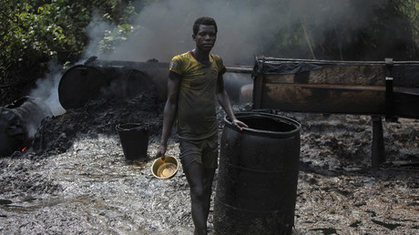 Ein Arbeiter in einer illegalen Rohölraffinerie in Nigeria's Öl-Bundesstaat Bayelsa, November, 2012.