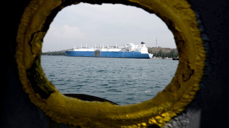 LNG-Tankschiff in einem asiatischen Hafen