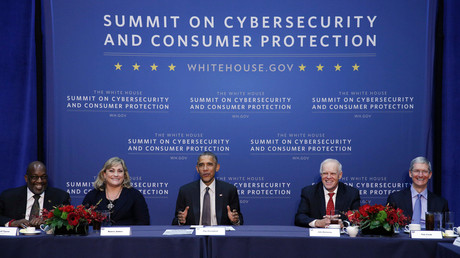 Barack Obama auf dem Überwachungsgipfel mit Wirtschaft und Wissenschaft: an der Stanford University im Februar 2015. Von links nach rechts: Bernard Tyson (Kaiser Permanente), Renee James (Intel), Obama, John Hennessy (Stanford) und Tim Cook (Apple).