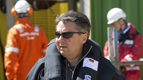 Wirtschaftsminister Sigmar Gabriel im Oktober 2015 auf einer Arbeitsplattform in der Nordsee.