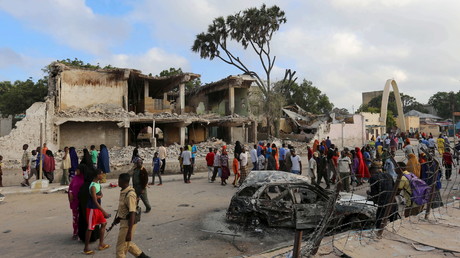 Archivbild: Anwohner begutachten den Schaden nach einem vorherigen Bombenanschlag durch Terroristen von Al Shabaab in der Nähe des Somali Youth League Hotel in Mogadischu am 27. Februar 2016.