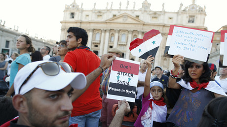 Christliche Syrer halten auf dem Petersplatz vor dem Vatikan Plakate gegen eine westliche Intervention in Syrien hoch. Zuvor hatte Papst Franziskus zum einem Friedensgebiet für Syrien aufgerufen, 7. September 2013.