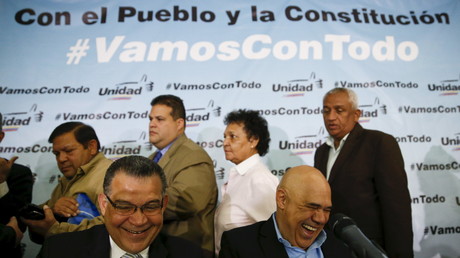 Jesus Torrealba (R), Generalsekretär der MUD, lacht wohl selber über den Slogan seines Oppositionsbündnisses 