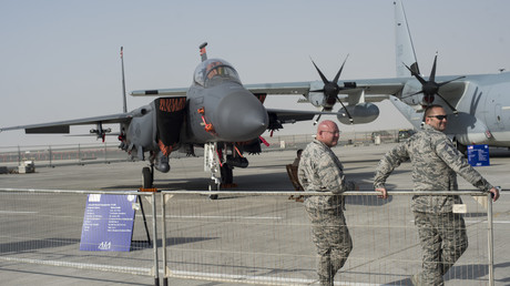 Amerikanisches Flugmaterial von der Firma Boing auf einer Waffenmesse in Dubai, August 2015. 