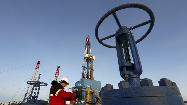 Ein Arbeiter untersucht die Pipeline auf einem sibirischen Ölfeld 