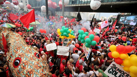 Zahlreiche Brasilianer demonstrieren auch für Präsidentin Dilma Rousseff - diese jedoch in rot