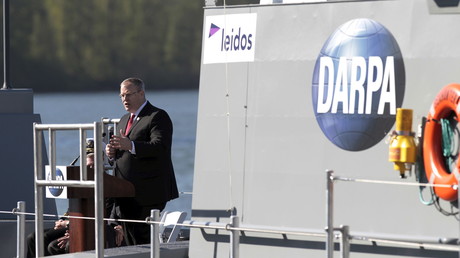 Die neueste DARPA-Entwicklung: Der stellvertretende Verteidigungsminister Robert Work stellt das Drohnen-Schiff 