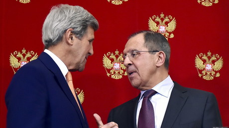 Der russische Außenminister Sergej Lawrow im Gespräch mit US-Außenminister John Kerry. 