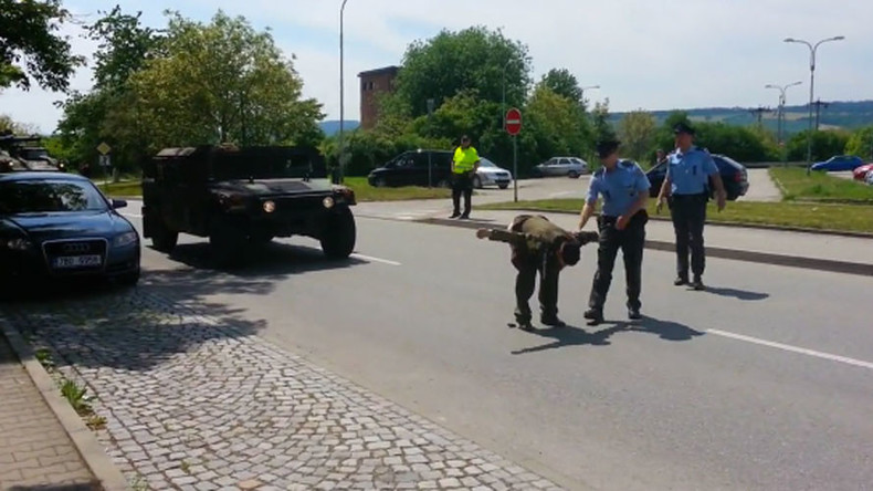 Tschechischer Veteran zeigt US-Soldaten aus Protest den Hintern – Jetzt drohen 3 Jahre Gefängnis 