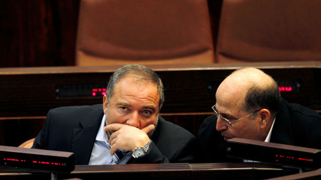 Der zurückgetretene Verteidigungsminister Moshe Yaalon (r.) neben seinem Nachfolger Avigdor Lieberman.