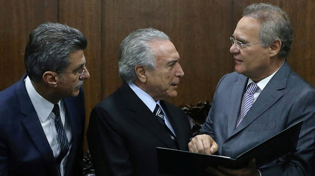Brasil Übergangs-Präsident Michel Temer (mitte) bei einem Treffen mit Renan Calheiros (rechts) und Planungsminister Romero Juca (links).
