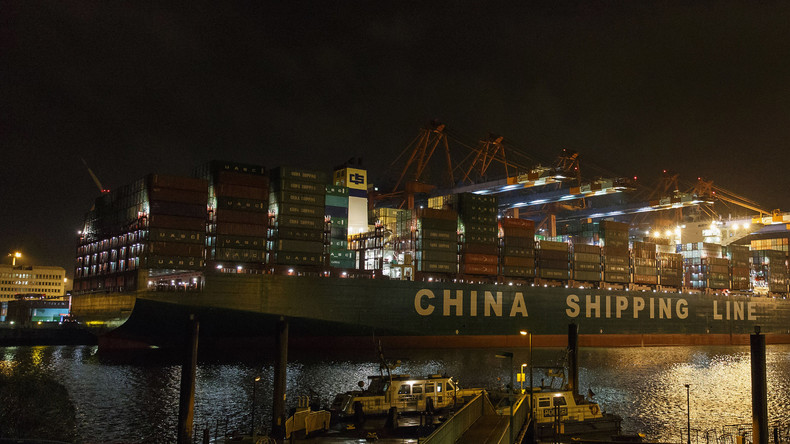 Das weltgrößte chinesische Container-Schiff "CSCL Globe" im Hamburger Hafen. 
