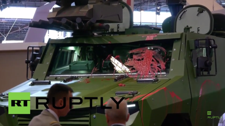Paris: „Waffen bedeuten Blut“ - Aktivisten beschmieren Panzer auf Waffenmesse mit roter Farbe