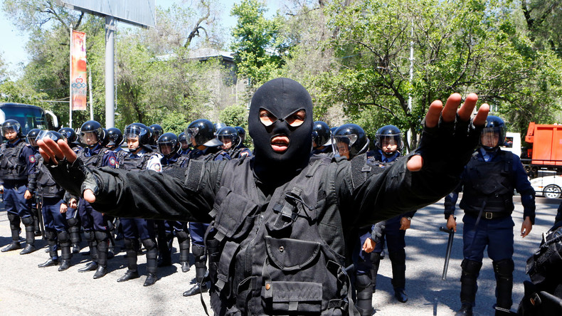 Polizist bei Demonstrationen gegen die unpopulären Landreformen in Kasachstan. 