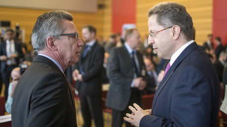 Innenminister Thomas de Maiziere im Gespräch mit dem Chef des Verfassungsschutzes Hans-Georg Maaßen