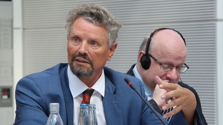Der Russland-Beauftragte der Bundesregierung, Gernot Erler, und der ukrainische Politikwissenschaftler Dmitri Dzhangirov bei der Anhörung zu den Minsk II-Vereinbarungen.