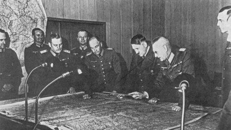 Generalfeldmarschall Wilhelm Keitel, General Walter von Brauchitsch, General Franz Halder (von links nach rechts) beim Generalstabstreffen 1940, als Adolf Hitler die Direktive Nummer 21 zum Angriff gegen die Sowjetunion, Code-Name Barbarossa, unterzeichnete.
