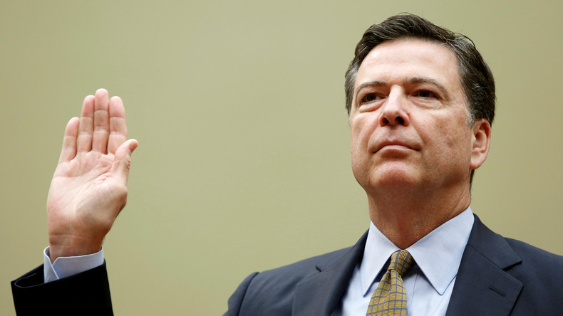 FBI-Direktor James Comey schwört vor der Anhörung zur Clinton-Affäre in Washington am 7. Juli 2016.