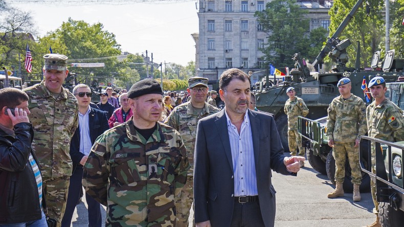 Moldawiens Verteidigungsminister Anatol Șalaru (rechts im Vordergrund) mustert US-Militärgerät in Chișinău.