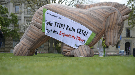Zahlreiche Verbände sehen in TTIP und CETA ein Trojanisches Pferd für Umwelt- und Verbraucherschutz.