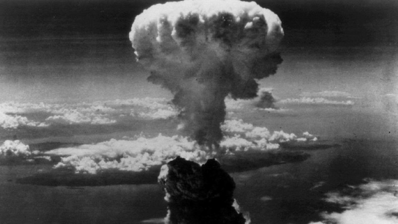 Atompilz über Nagasaki, nachdem am 9. August 1945 eine US-amerikanische B-29 die auf den Namen "Fat Man" getaufte Atombombe über der japanischen Stadt abwarf. 