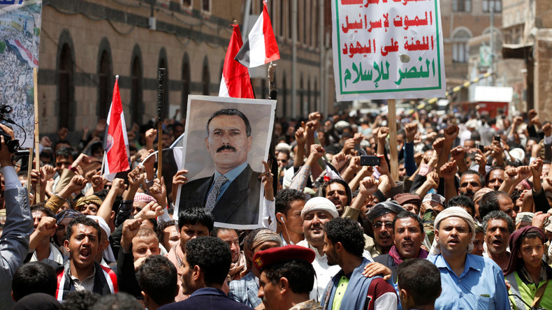Unterstützer des jemenitischen Präsidenten Ali Abdullah Saleh demonstrierten am Wochenende vor dem Parlament, das erstmalig seit zwei Jahren zusammentrat. Sanaa, 13. August 2016.