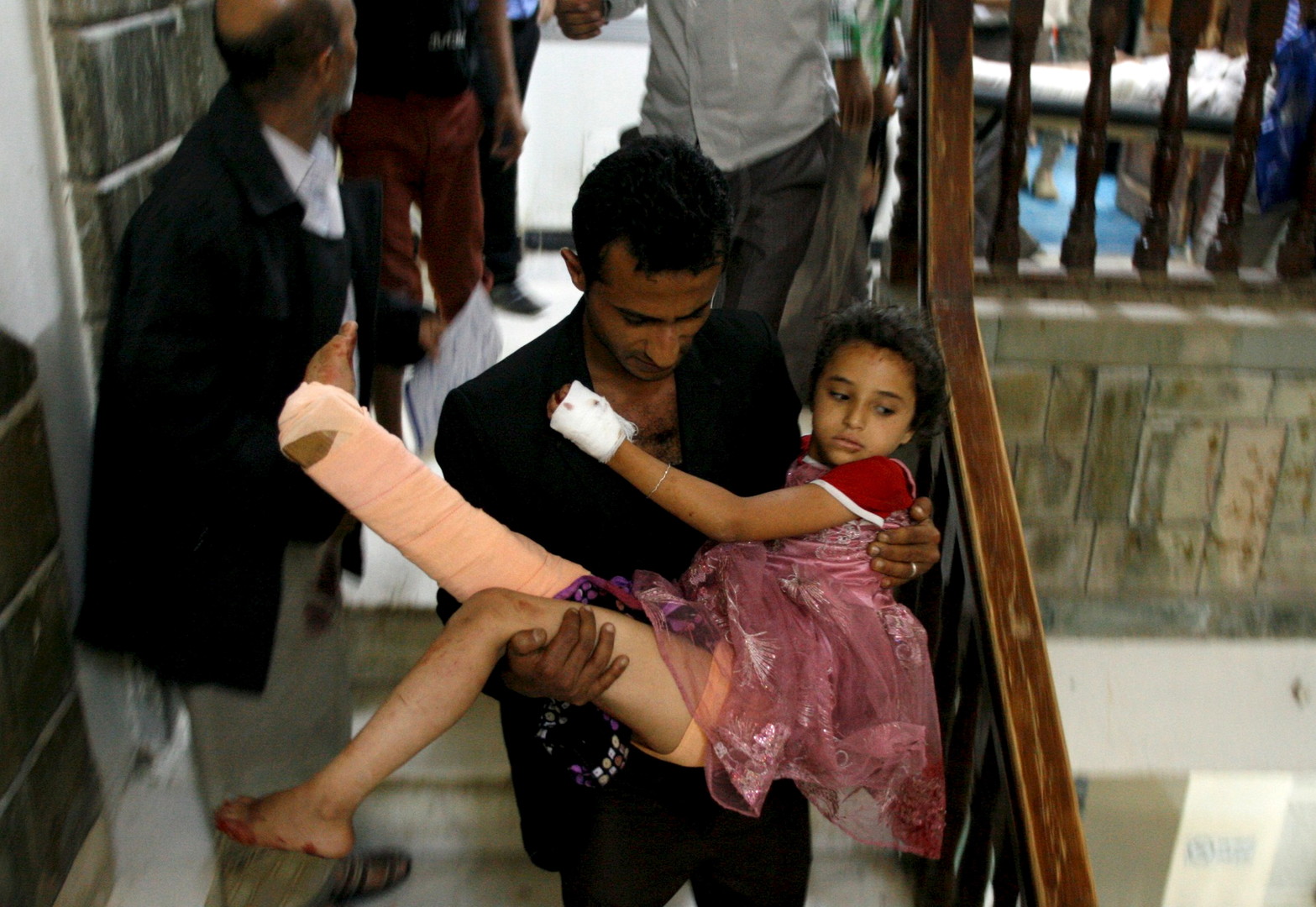 Ein Mann trägt seine Schwester in ein Krankenhaus, im Yemen, südwestlich von TAiz