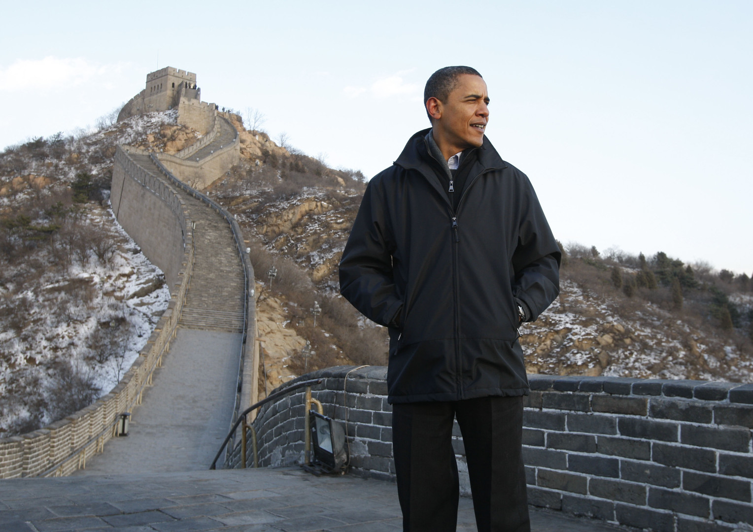 Barack Obama als Präsident auf einer Tour auf der Großen Mauer bei Badaling im November 2009. 