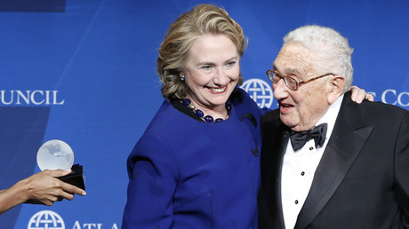Kriegsverbrecher unter sich? Henry Kissinger überreicht Hillary Clinton den 