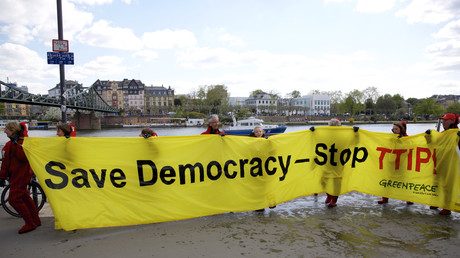 Greenpeace-Aktivisten demonstrieren gegen TTIP.