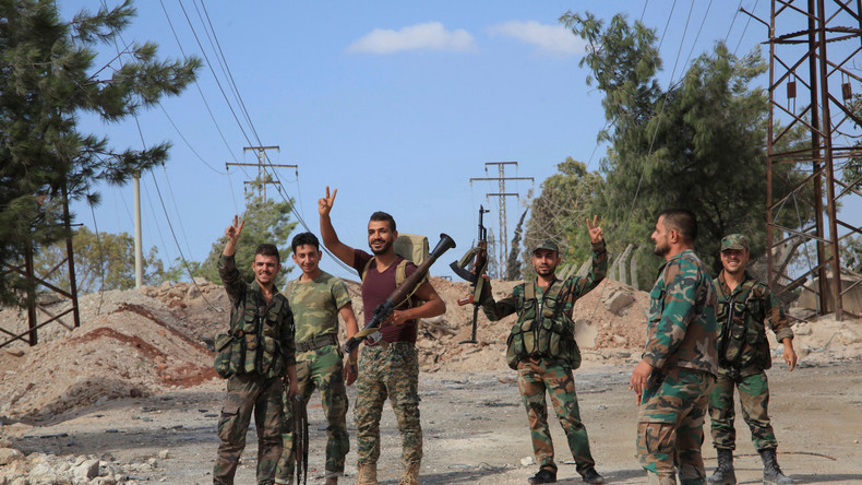 Syrische Regierungstruppen mit dem "Victory"-Zeichen. Kurz zuvor hatten sie im Südwesten von Aleppo mit russischer Luftunterstützung einen Militärkomplex zurückerobert, 5. September 2016.