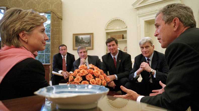 George W. Bush bei einem Treffen mit Abgeordneten im Oval Office am 13. September 2001. Gemeinsam mit Hillary Clinton wurde damals der "Krieg gegen den Terror" vorbereitet.
