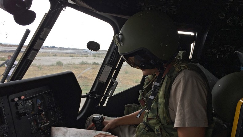 Ein russischer Pilot in der Kabine seines MI-8AMShT Transport- und Kampfhubschraubers, Flugbasis Hmeimim, Syrien.