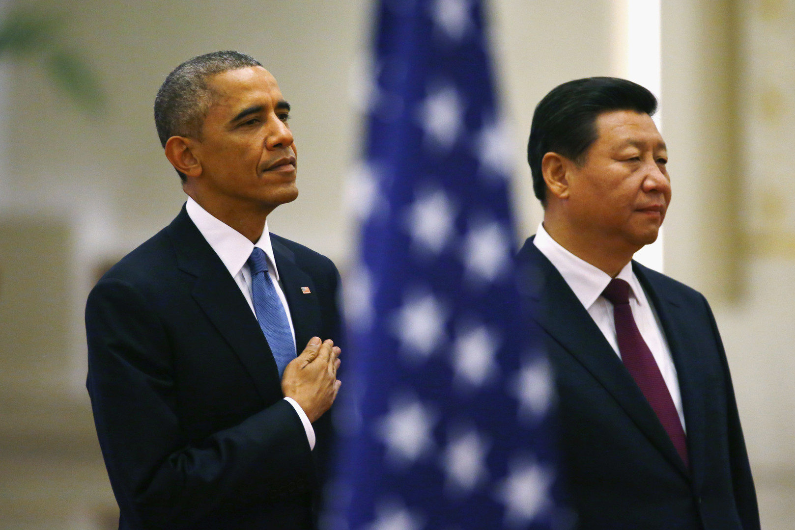 Barack Obama und Xi Jinping stehen hinter einer amerikanischen Fahne in der Großen Halle des Volkes, Peking, November 2014. 