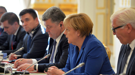 Bundeskanzlerin Angela Merkel mit der deutschen und ukrainischen Delegation während des Treffens im 