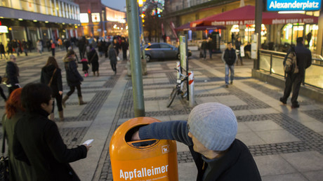 Ein alltägliches Bild in Berlin: Bedürftige sammeln leere Pfandflaschen aus Mülleimern.