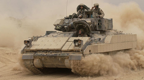 Ein Bradley-Panzer im Jahr 2004 im Irak: Total veraltet, brauchen wir etwas neues...