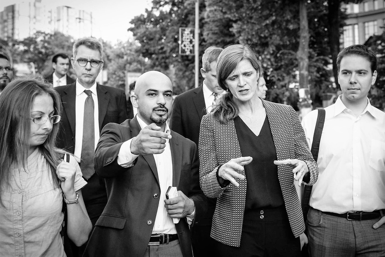 Mustafa Najem mit der UN-Verterterin der USA, Samantha Power und dem US-Botschafter in der Ukraine, Jeffrey Payette (hinten), in Kiew. 