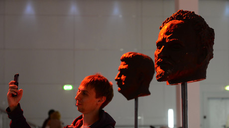Ein Besucher macht ein Selfie vor Skulpturen von Leo Trotzki und Josef Stalin während einer Ausstellung in Moskau. Beide waren in der Führungsriege der Partei der Bolschewiki und Mitbegründer des Sowjetsystems.